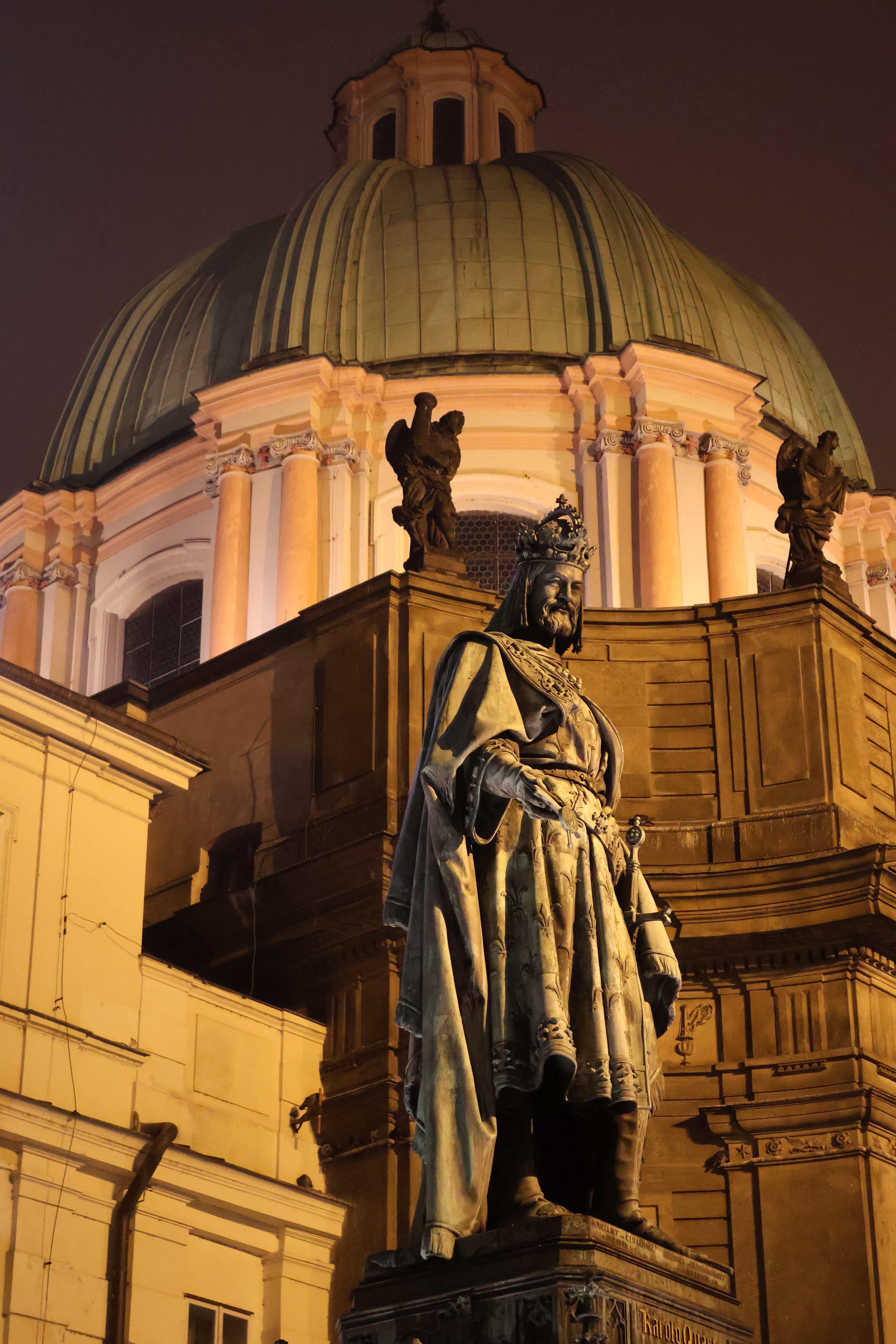 A statue with a building backdrop.